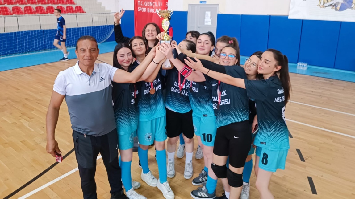 Kız Futsal Takımımızı Tebrik Ederiz.